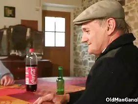 房地產銷售經理Zazi Skimm被困在顯示器上。金發女郎不是看著公寓佈局，而是舒服地坐在工作椅上，讓自己滿足於自我滿足。由於筆記本電腦出現故障而遭受病毒襲擊，手淫不得不停止。不習慣放棄的Realtorsha稱嚮導修理辦公設備。高大帥氣的性感嘴唇迅速確立了故障的原因，驅使客戶進入油漆。困惑的惡作劇不知道如何解釋她在不使用殺毒軟件的情況下熱衷於在線觀看非標準色情片。這傢伙毫不費力地理解一切，決定免費提供一個不可抗拒的誘惑者提供全方位的性服務。