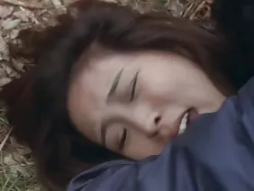 天氣異乎尋常的衣服金發女郎並不適合天氣 - 在炎熱的太陽下,黑色乳膠連身衣足夠熱。深色衣服會導致出汗增加,一個混蛋女士與平庸的裸體鬥爭。濕屁股熱的東西不會很快冷卻下來,所以你必須晃動臀部以加速通風。由於與另一個男人調情而被她的朋友傷害的同居注意到窗外的不可思議的激情。復仇的種馬邀請種馬到空調工作的房子,並有一個大的trakhodrom肛門蒙昧主義。對於不忠實的女性來說,通過混蛋懲罰是最正確的懲罰選擇,如果妓女不是第一次絆倒,那麼你需要在沒有潤滑的情況下砸點。