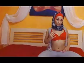 繼母和繼女的聯合旅行類似於兩國戰爭，每個統治者都有自己的一套價值觀。 Moloduha Jill Kessidy討厭一個成熟的女人，她的身體比矽膠工廠有更多的矽膠。破碎的黑髮樂樂星必須忍受鄰居，這不會帶來任何樂趣。此外，成年女性並不傾向於站在儀式上，用一種尚未生活的愚蠢的濕巧克力和三分之一的年齡。女士們應父親的要求一起去旅行，否則他們會刮傷對方的眼睛並拉出頭髮，獨自留在屋內。不幸的是，禮賓凱伊蘭·李（Keiran Lee）決定同時照顧兩位酒店的客人，為火災添加了燃料。貝拉男孩的位置可以獲得慷慨的提示，並且不認為年輕的魅力者會試圖操他。一位成熟的行李搬運工把毛巾帶到Jill Cassidy的房間，因為Lela Star已經催促她進入公寓，尋找極其重要的東西。黑髮賤人決定將她的配偶從接待員那裡改變，冒著抓住她恨她的繼女的眼睛。會議開始時，繼母只是拉了一個頑固的女孩與一匹種馬發生性關係，她的傢伙幾乎跪在地上。