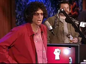 我偷看了男人房間裡的那個男人,但看到他那巨大的陰莖後,她不能站著不動,把他拉到嘴裡然後開始玩,然後脫掉她的內褲,坐在這個裝置上