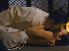 一個破產的成熟男人邀請一位專業的笨蛋去拜訪他的年輕配偶。這個白髮蒼蒼的老頭意識到掛捲軸必然會導致一個熱辣的小妻子搖著尾巴指著他的角，但不像他媽的眼前，沒有承諾和表達感情，與僱傭的情人發生性關係不會導致離別。對於各種各樣的女人來說，出現在富人們遺產的門檻上，走進起居室，在那裡，他站在那個高個子，滑板，性感的棕髮女人伊莎貝拉德桑托斯面前驚呆了。雪白的微笑，棕色的大眼睛燃燒，深色皮膚的咖啡色調使久坐不動的久坐不動，迷人的服裝強調了一個難以形容的美麗女孩的優雅。爺爺把那個年輕人介紹給了這個尷尬的客人，搬到一邊，不打擾下半場開始墮落的比賽。這個無恥的金發女郎敢於給小雞一些準備好的恭維，然後，踩著他的驕傲，他表演了一個鬆餅，雖然他從未舔過任何一個客戶的陰部。 Gigalo達成了性交，給哭泣的美女帶來了一些爆炸性的高潮，迫使她的懷抱與甜蜜的花蜜一起過期。我想知道，在看到伊莎貝拉德桑托斯在他近視眼前露出的才能後，無能為力的人會再次邀請這個男孩嗎？