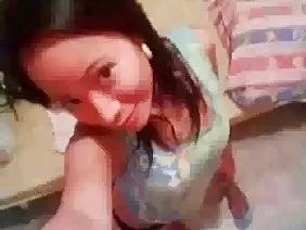 一個灼熱,充滿激情的黑髮女郎吮掉了她的情人的直立陰莖,她在床上取代了她無能為力的丈夫。小雞吮吸雞巴,一隻手把自己放在裙子下面,開始用手指操蛋。然後她拉下她的襯衫,她的大胸部垂下來到陰莖本身,她開始用它們打他。