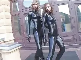 金發女郎Durinda Belova與一個男人見了一個月,測試他的感受。這位年輕人並沒有讓人失望:為了紀念熟人而購買了一束鮮花。這個女孩已經全身心地坐在床上做愛,只是因為處女膜的存在而有點緊張。沒有一個人沒有拔出一個美麗生物的腿之間的花蕾。男孩慢慢地將手放在衣服下面,感受到女性乳房的飄動。然後,他用手指調查了洞穴入口處的性感。他輕輕地撕開處女女友的漂亮女孩,讓她選擇引進一名成員的深度。