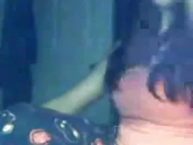 大衛租了一間豪華公寓,偶爾他的神奇女友Barbie Sins來這裡過夜。這個迷人的金發女郎帶著雪白的微笑,不知道男朋友推遲了租約的最後一個月的費用。這種情況的所有者不一定喜歡,所以他戲劇化了對房屋的檢查,目的是修復財產損失或找錢。在臥室裡,昏昏欲睡的客人忘記用面紗蓋住人工陰莖,而他在沒有男朋友的情況下玩耍。大尺寸的橡膠假陽具只能放在一個非常耐寒的女人或一個有拉伸孔的蕩婦身上。芭比的和諧漂亮的小妞看起來像一個精英妓女,所以房東提供了一筆交易 - 該傢伙想要撕掉一個誘人的若蟲來換取延期付款。