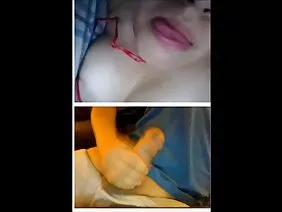 迷人的媽媽有一個巨大的胸圍,很高興在客廳給一個小男孩,並給他一個偉大的口交。
