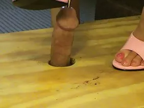 一個年輕的美國人斯特拉考克斯已準備好應對倫敦的暴雨，但不是因為從天空中自然地澆灌的淋浴，就好像是從頭上的水桶中湧出來的。可憐的事情如此沖刷，以至於她陷入困惑的情緒中進入一輛稅車，等待惡劣的天氣。司機吃了晚餐，不會去任何地方，因為通過擋風玻璃仍然看不到任何東西。有一個祈禱的女孩被要求留在出租車內。出租車司機有憐憫，然後他的好事得到了業力的感激。後座的那位年輕女士試圖變成乾衣服。這位快活的傢伙警告那個娘娘腔的女孩關於相機，但她仍然想要脫掉寒冷的東西。當司機讓我拍下巨大擠奶的照片時，金發女郎只是直起身來為他擺姿勢，之後如果他想要躺下，她暗示要改變位置。無論如何，在街上你看不到任何跡象，警察也不會在停放在公共場所的車裡找他媽的錯！